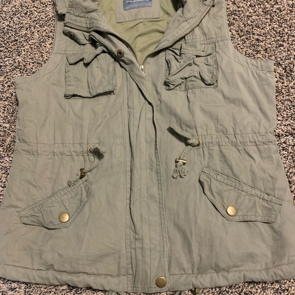 Green Cargo Vest - Picture 2 of 4
